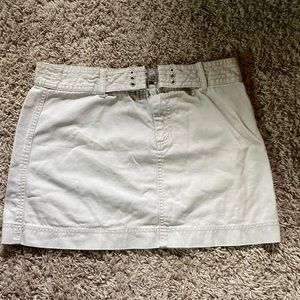 super cute detailed khaki skirt!